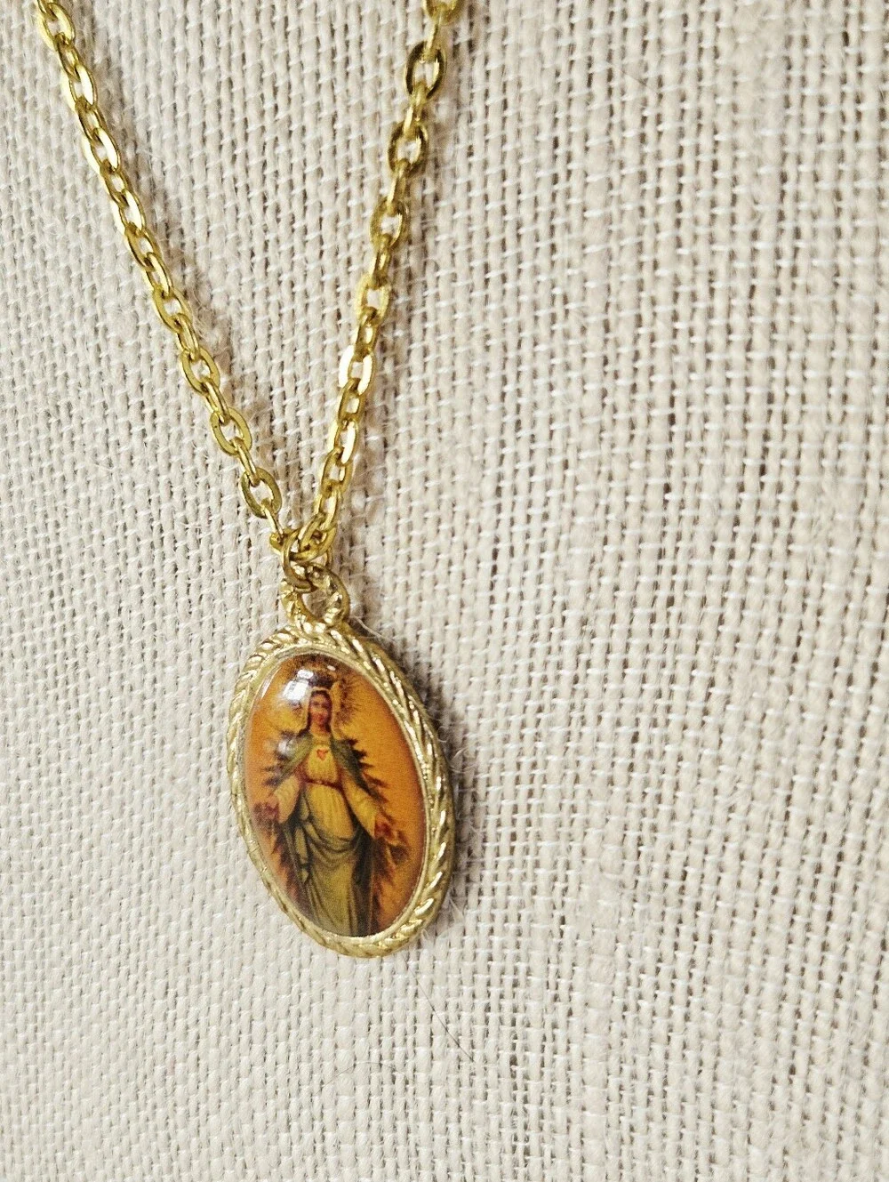 Vintage Virgin Mary Gold Tone Religious Prayer Medal Pendant Chain Necklace